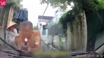 Cụ ông say xỉn chắn đường "gạ" rượu tài xế ô tô