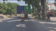 Xe đầu kéo chở 2 container chạy nghênh ngang trên đường