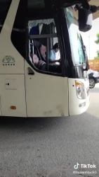 Tài xế phá cửa, cứu xe ô tô ra khỏi đám cháy