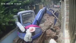 Khoảnh khắc bức tường đổ sập đè trúng 3 công nhân