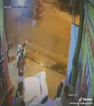 Nắp thùng xe bán tải bất ngờ văng trúng cả gia đình đang ăn cơm