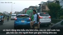 Khách tây đi GrabBike nhổ nước bọt khiêu khích người đi đường