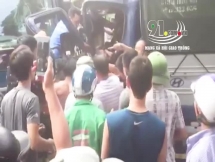 Chục người dân cùng giúp tài xế xe tải mắc kẹt sau tai nạn