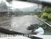 Tà áo mưa cuốn bánh xe, cô gái đi xe máy bị "quật ngã" giữa đường