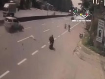 Người đàn ông đi ngược chiều bị ô tô tông văng xa chục mét