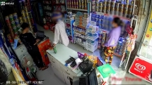 Cặp đôi trung niên phối hợp trộm đồ ngay trước mặt người bán hàng