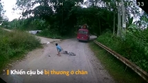 Cậu bé thoát nạn khi lao thẳng xe đạp vào ô tô khách