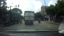 Tài xế xe tải phanh gấp trước cô gái sang đường bất chấp nguy hiểm