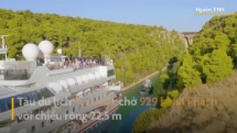 Tàu du lịch khổng lồ lập kỷ lục vượt qua con sông hẹp 25 m ở Hy Lạp