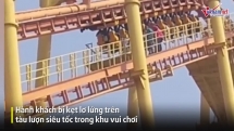 Người chơi bị treo ngược trên tàu lượn ở độ cao 60m do bị cắt điện