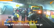Người phụ nữ suýt chết vì vô tình bị đẩy ngã vào đường ray tàu
