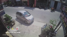 Ô tô bẻ lái, xe máy lao thẳng vào ghế đá bên đường