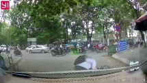 Nam sinh vào cua ẩu ngã ngay trước đầu xe ô tô