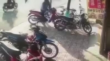 Người đi đường lao thẳng xe máy vào tên trộm đang bỏ chạy