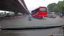 Nam thanh niên suýt lọt gầm xe buýt sau va chạm