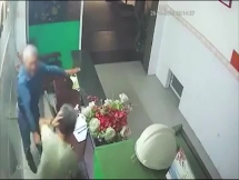 Người đàn ông tấn công nhân viên lễ tân nhà nghỉ