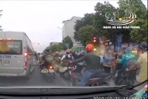 Người đàn ông bất ngờ vồ vòng một cô gái phát tờ rơi giữa đường