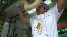 Chàng trai kéo mì như múa võ "Kungfu"