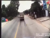 Ô tô con tạt đầu xe tải gây va chạm