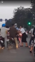 Người phụ nữ to tiếng, chặn đầu xe máy sau va chạm