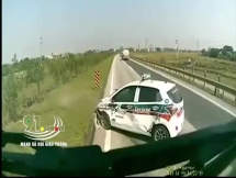 Xe tải đâm lê taxi vượt ẩu hàng chục mét