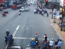 Khoảnh khắc xe tải tông hàng loạt phương tiện dừng chờ đèn đỏ