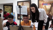 Nữ hoạ sĩ xinh đẹp vẽ ước mơ cho trẻ em tự kỷ