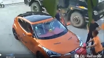 Tài xế tấn công liên tục nam thanh niên sau va chạm