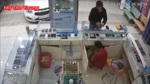 Nam thanh niên đi ô tô 4 chỗ cướp điện thoại trong cửa hàng