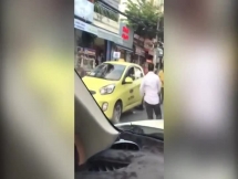 Người đàn ông cầm dao tấn công tài xế cầm gậy