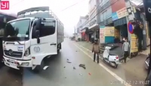 Xe tải lao ra từ sương mù tông trực diện hai người đi xe máy