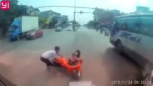 Cô gái đi xe máy bất ngờ ngã trước mũi ô tô