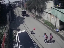 Ba học sinh văng xuống đường khi ô tô vào cua