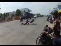 Xe máy văng xa chục mét sau màn bốc đầu ở tốc độ cao