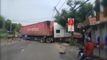 Hai người thoát nạn khi xe container nổ lốp, lao vào nhà dân