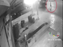 Xe container cuốn người đi bộ vào gầm