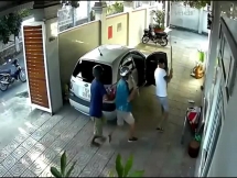 Nhóm người cầm hung khí tấn công liên tục người đàn ông