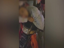 Người đàn ông ngủ gục luôn trên xe máy sau va chạm