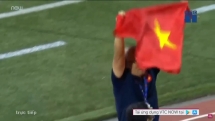 Vô địch SEA Games, HLV Park Hang-seo đặt tay lên tim, giơ cờ Việt Nam ăn mừng