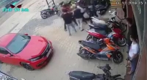 Hàng chục thanh niên tấn công người đàn ông trước quán karaoke