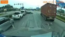 Ô tô con lao sang làn ngược chiều, tông thẳng vào đầu container